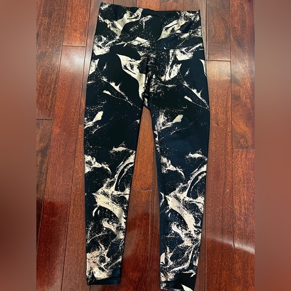 Shimmery Old Navy Black and gold Active Leggings - Picture 1 of 5